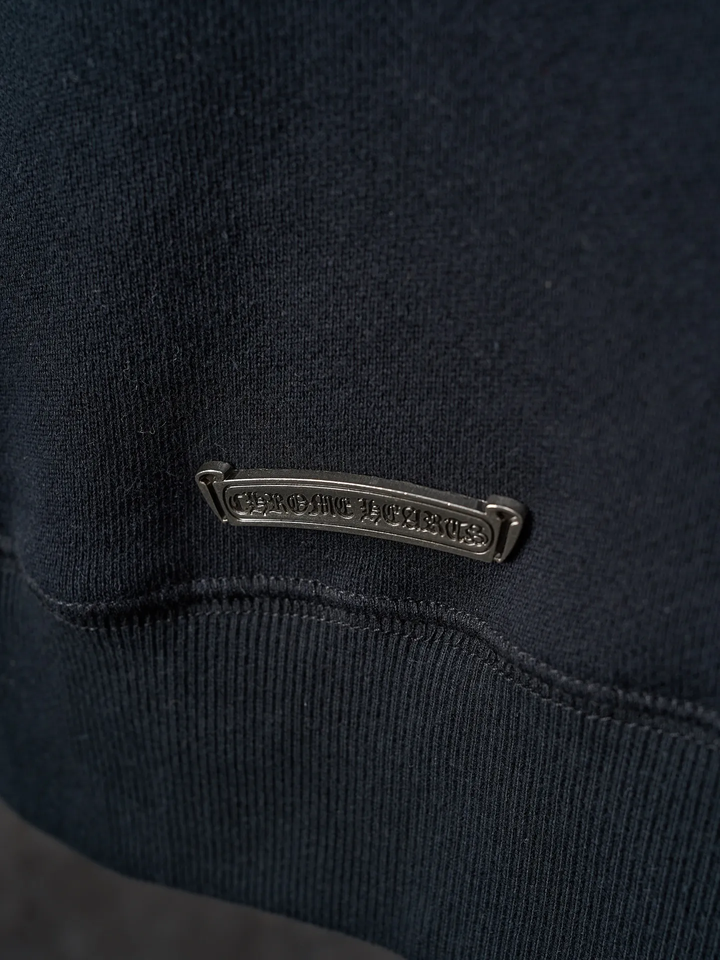 P400 price reduction [actual auction] Chrome Hearts/Ch cross logo patch embroidered round neck sweatshirt [ready in stock] S M L The logo iron plate sways slightly with the swing of the body, adding a sense of movement and vitality. It is unobtrusive but has an indescribable aura. It interprets the perfect blend of retro and luxury. It adopts imported machine appliqué embroidery technology and uses advanced computer control systems and precise mechanical components to realize the Chrome Hearts logo appliqué embroidery operation. It presents an embroidery effect with both clarity and three-dimensionality. The fabrics have been washed and have a better hand feel. They are not easy to deform, shrink or fade. Maintains long-lasting beauty with a loose fit